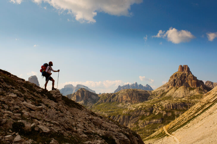 Zu Fuß die Alpen überqueren und dabei traumhafte Gipfel wie in den Dolomiten entdecken geht am besten auf beliebten Fernwanderwegen.