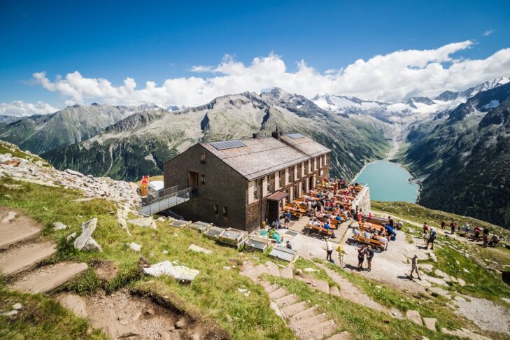 Die Olpererhütte ist im Zillertal bei Kaiserwetter im Frühling und Sommer ein absolutes Highlight für Besucher.