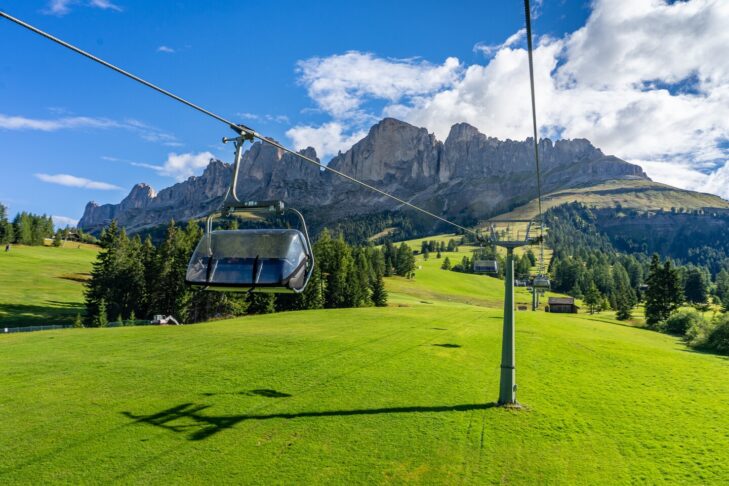 In vielen Regionen in den Alpen können Urlauber im Sommer Geld sparen, wenn Lifte und Bergbahnen im gebuchten Angebot inklusive sind.