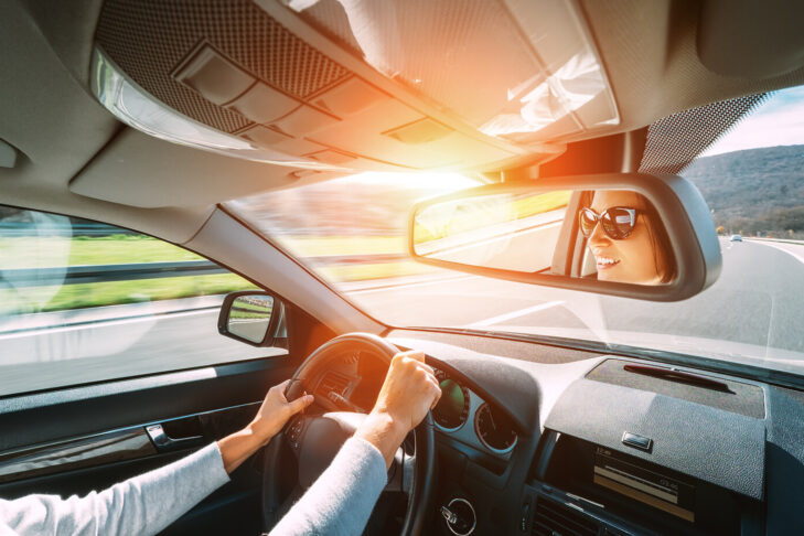 Lange Autofahrten in den Urlaub sollen nicht nur für die Kinder entspannt und kurzweilig sein, sondern auch für den Elternteil, der gerade am Lenkrad sitzt.