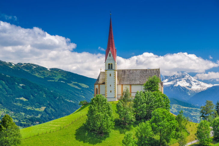 Im Sommer ist die Wallfahrtskirche St. Pankraz eine beliebte Wanderdestination im Zillertal, und zur Einkehr wartet hier sogar ein Gasthaus.