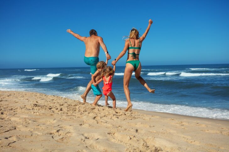 Spaß am Meer mit der Familie. Darauf können sich Eltern und Kinder unter anderem nach einer langen Autofahrt in den Urlaub freuen.