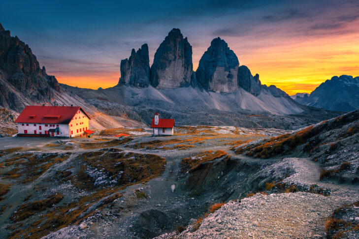 Die Alpenhütte Refugio Locatelli mit Blick auf die Gipfel der Drei Zinnen (bis zu 2.999 m) ist außerhalb des Winters ein wahrer Besuchermagnet.
