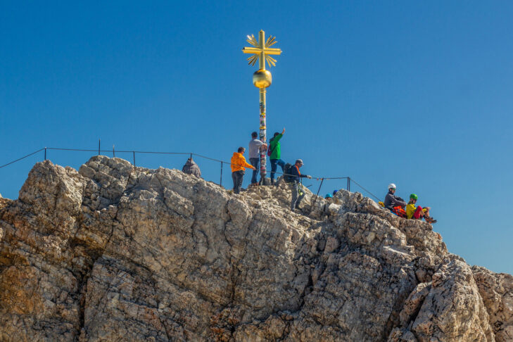 Das Gipfelkreuz der Zugspitze in 2.962 m Höhe ist für Urlauber auch im Sommer sehr leicht erreichbar.