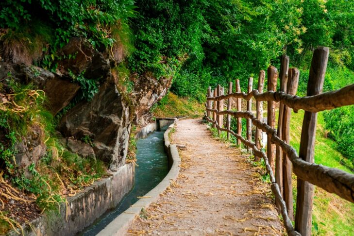 Waalwege in Südtirol sind meist sehr flach und gut ausgebaut, weshalb sie gerade bei Familien und Genusswanderern beliebt sind.
