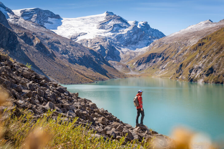 Wandern in den Alpen, vor imposanten Gipfeln und wunderschönen Gletschern geht im Herbst, wenn noch kein Schnee in der Höhe gefallen ist, immer noch sehr gut.