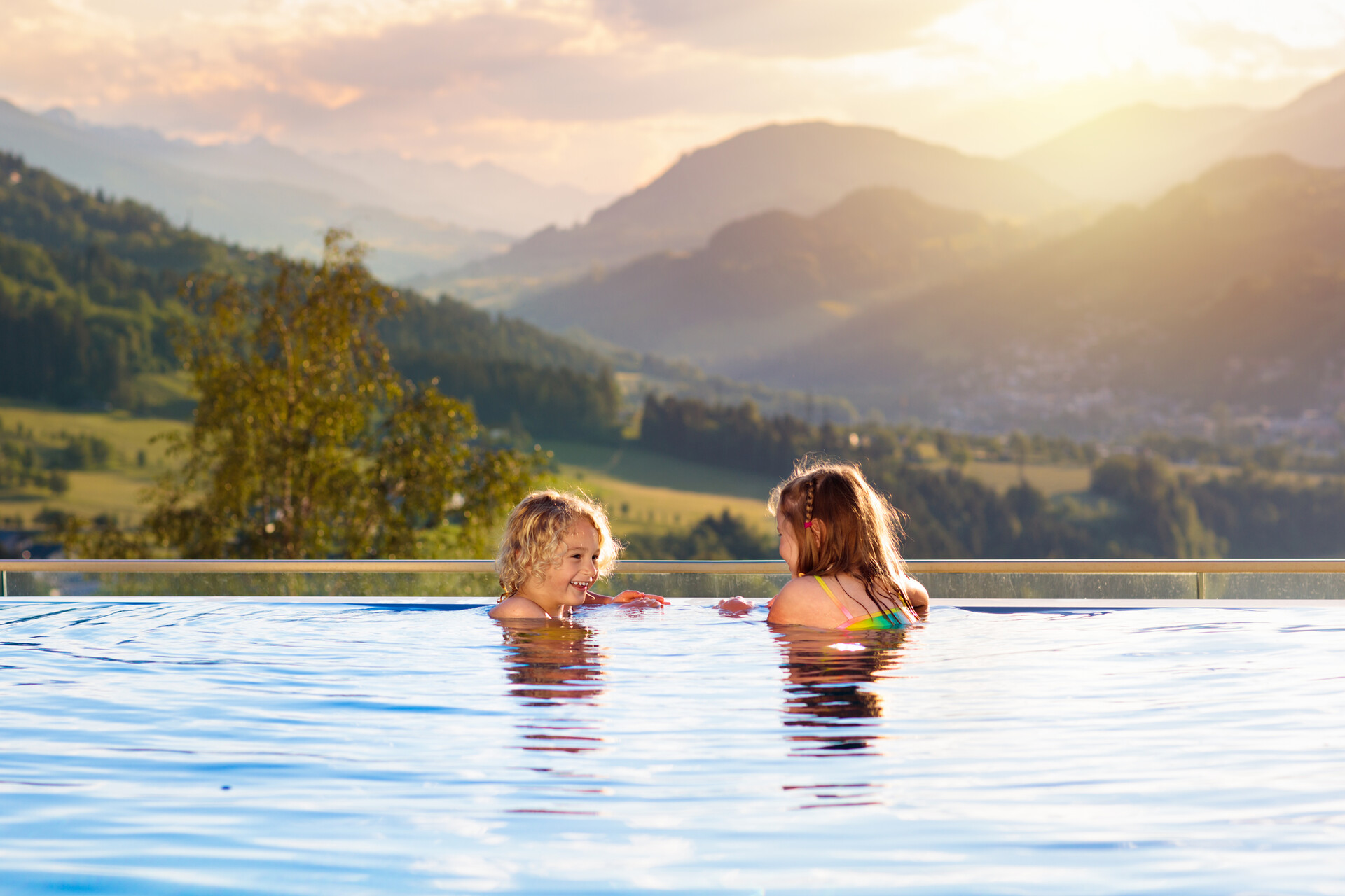 Die besten Familienthermen in den Alpen: Wasserspaß und Erholung für Groß und Klein