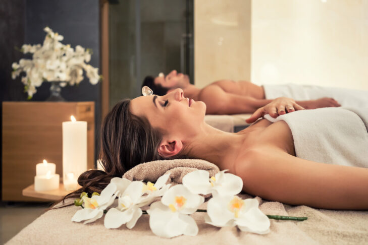 Wellness direkt im Hotel genießen? Das geht gerade in den Alpen, wenn Unterkünfte einen Wellnessbereich inklusive haben.