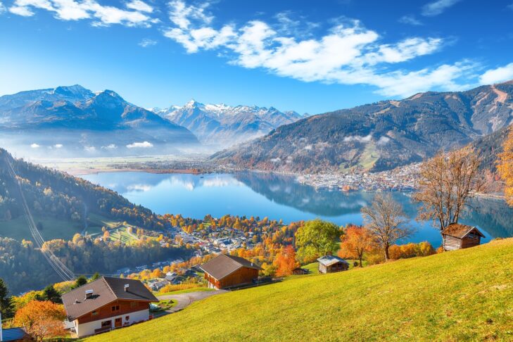 Der Zeller See liegt idyllisch, eingebettet in den Bergen des Salzburger Landes, und ist damit auch im goldenen Herbst vor der anstehenden Wintersaison ein echtes Highlight für Besucher.