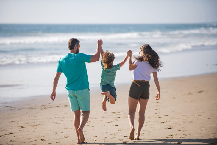 Mit den Eltern ans Meer zu reisen, ist gerade für Kleinkinder am Strand ein riesengroßer Spaß.