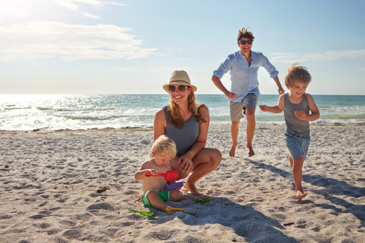 Mit dem Baby oder Kleinkindern in den Urlaub zu fahren, ist heute für Eltern leichter als je zuvor.