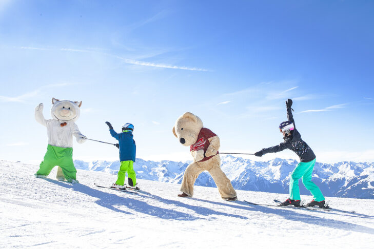 I skisportsområdet Wildkogel-Arena har børnene det sjovt, når de lærer at stå på ski, ikke kun i skiskolen, men også sammen med maskotterne.