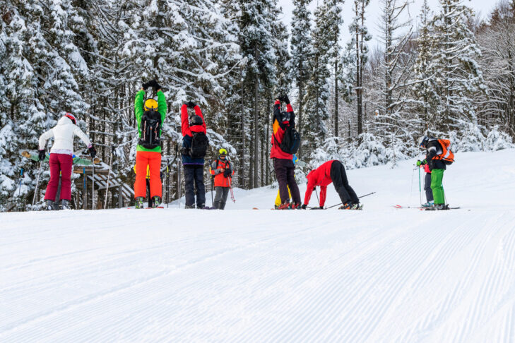 Opvarmningsøvelser inden en skidag hjælper med at forebygge skader.