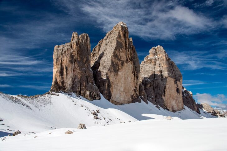Drei Zinnen er op til 2.999 m høje og er tre af de mest markante bjergtoppe i Dolomitterne, der er opført på UNESCOs verdensarvsliste.