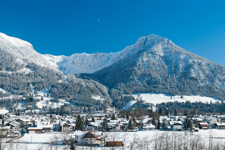 Oberstdorf har sin egen togstation i byen og er dermed let tilgængelig med tog for vintersportsudøvere.