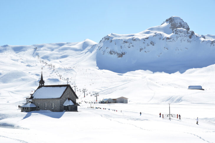 I de schweiziske skisportssteder kan skiløbere og snowboardere ikke kun på, men også ved siden af pisterne opleve enestående indtryk.