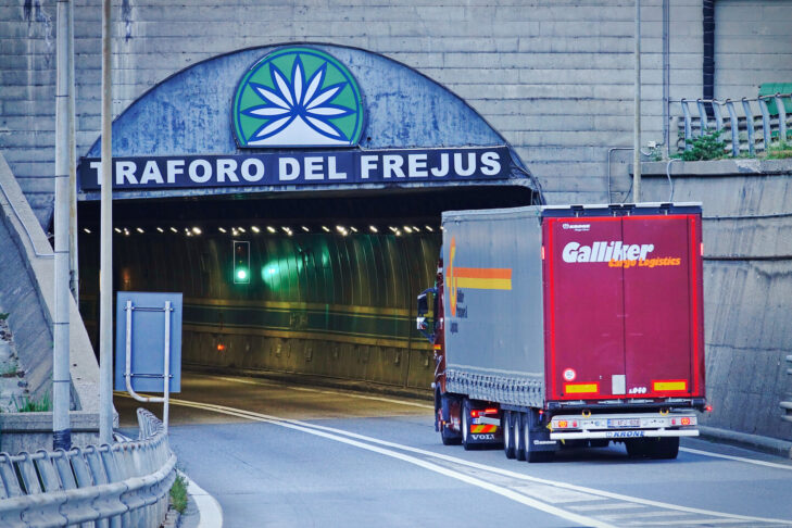 Den, der kører ind i Fréjus-tunnelens sydlige indgang i Italien i bil eller lastbil, ankommer efter 12,9 km til Frankrig, hvor den nordlige indgang befinder sig.