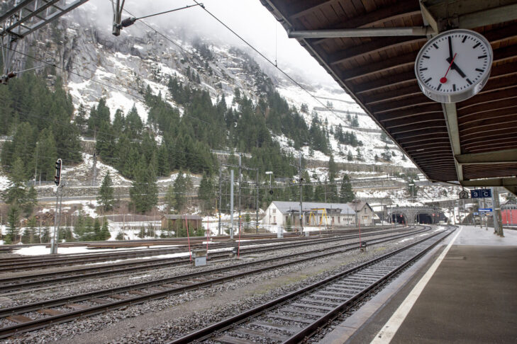 Göschenen station ligger kun få meter før den 15.003 m lange Gotthard-tunnel. Et af de mest kendte og vigtigste transportanlæg i Schweiz.