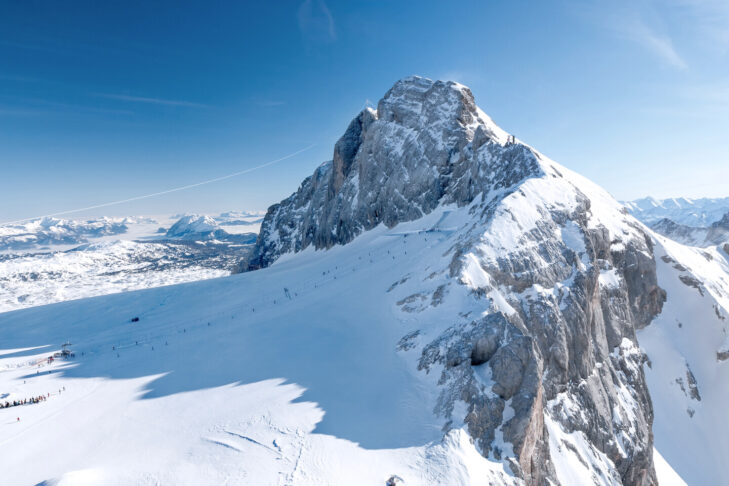Ved foden af Dachstein (2.995 m) ligger et gletscherskiområde, der er yderst populært blandt vintersportsudøvere.
