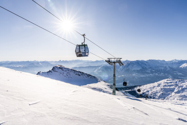 I Laax starter skisesæsonen i slutningen af november. Så begynder gondolerne i skisportsområdet at køre og bringer vintersportsudøverne ud på pisterne.