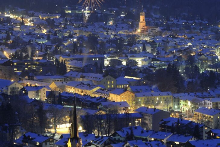 Nytårsaften i Garmisch-Partenkirchen er altid noget helt særligt, især fordi det traditionelle nytårsspring finder sted her dagen efter.