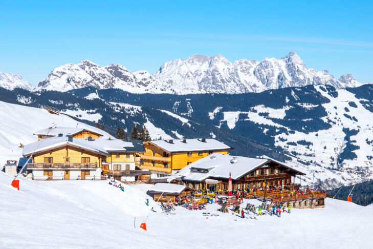 Skisportsområdet Skicircus Saalbach-Hinterglemm Leogang Fieberbrunn er det næststørste i Østrig og scorer især point over nytårsaften med sin hyggelige hytteatmosfære og après-ski.