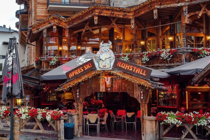 Kuhstall i Ischgl er et af de bedste og mest legendariske après-ski-steder.