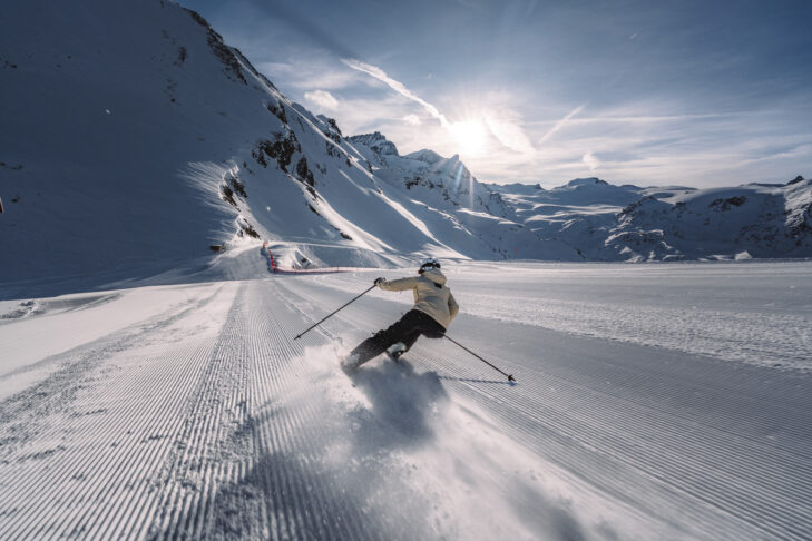 I Zermatt er der optimale pisteforhold hele året rundt, så solskiløbere her stadig kan lave carving-sving i sneen selv i april.