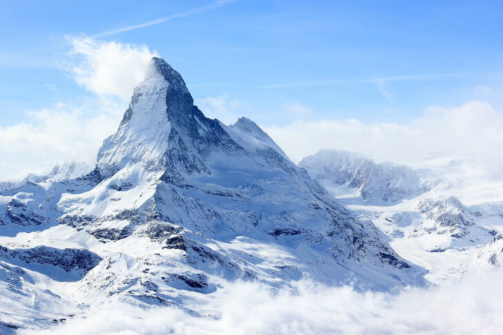 Det nok mest kendte bjerg i Schweiz er Matterhorn (4.478 m). Vintersportsudøvere og andre besøgende har blandt andet fra Gornergrat en perfekt udsigt til den markante bjergtop.