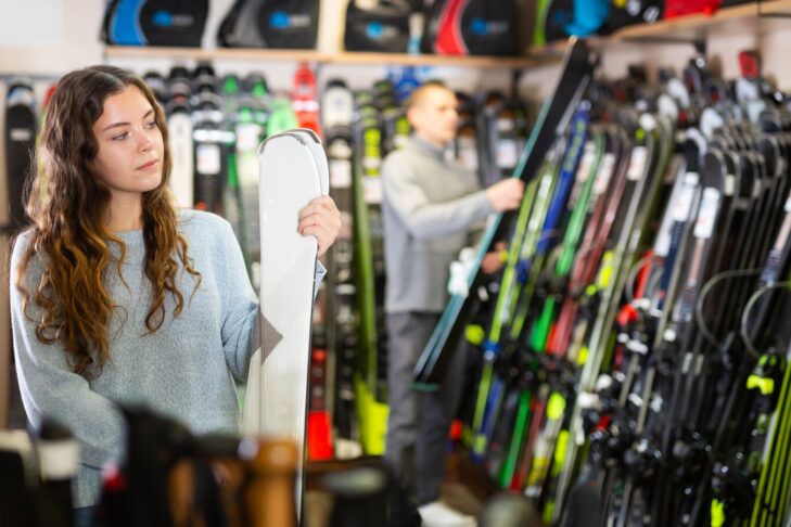 At leje skiudstyr på stedet i skisportsområdet i en specialbutik er især en god løsning for begyndere.
