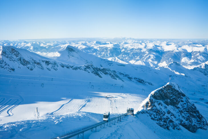 På Kitzsteinhorn går turen allerede i begyndelsen af november højt op i bjergene, helt op til 3.029 m.