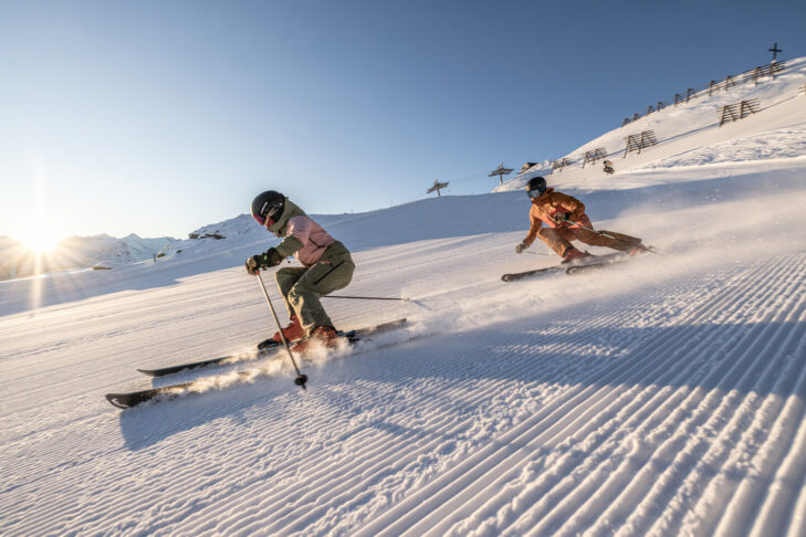 På de 150 kilometer pister i Zillertal Arena kan skiløbere og snowboardere svinge sig gennem sneen til moderate priser.