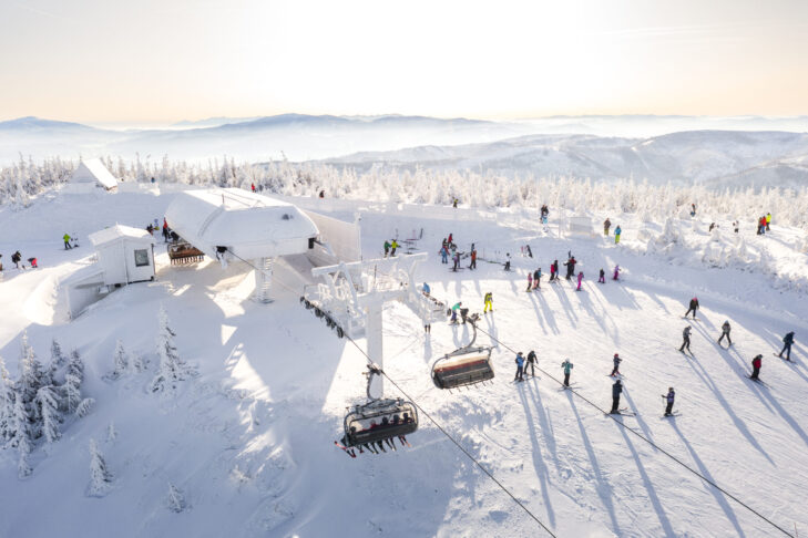 I hjertet af Karpaterne ligger skisportsstedet Szczyrk Mountain Resort, hvor skiløbere kan nyde pisterne hele vinteren igennem.