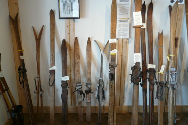 Ski blev fremstillet af træ helt frem til 1950'erne.