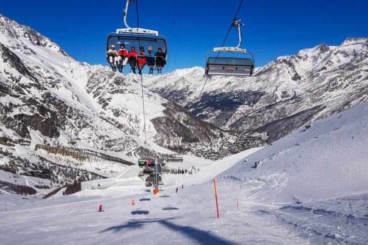 Skisportsstedet Saas-Fee tilbyder skiløbere på alle niveauer et stort udvalg af pister, og det helt op til 3.573 m.