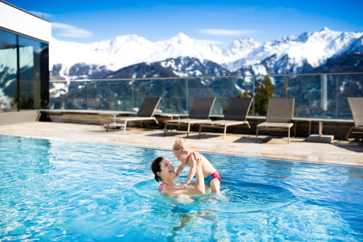 I stedet for en dag på ski kan det for familier med børn være en god idé at skifte lidt om på aktiviteterne og f.eks. tage en tur i poolen sammen.