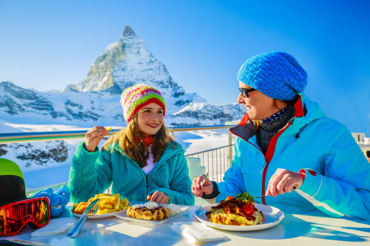 En vellykket skidag for store og små afhænger også af god forplejning i skisportsområdet. Uanset om det er en solid forplejning på en hytte eller små snacks fra rygsækken.
